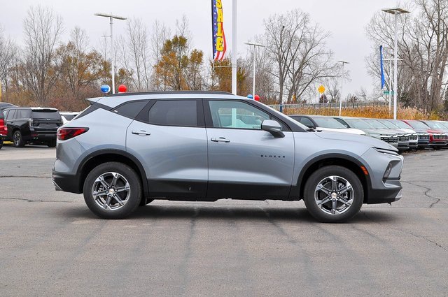 2025 Chevrolet Blazer 2LT photo 2