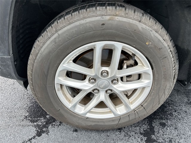 2023 Jeep Grand Cherokee Laredo Altitude photo 2