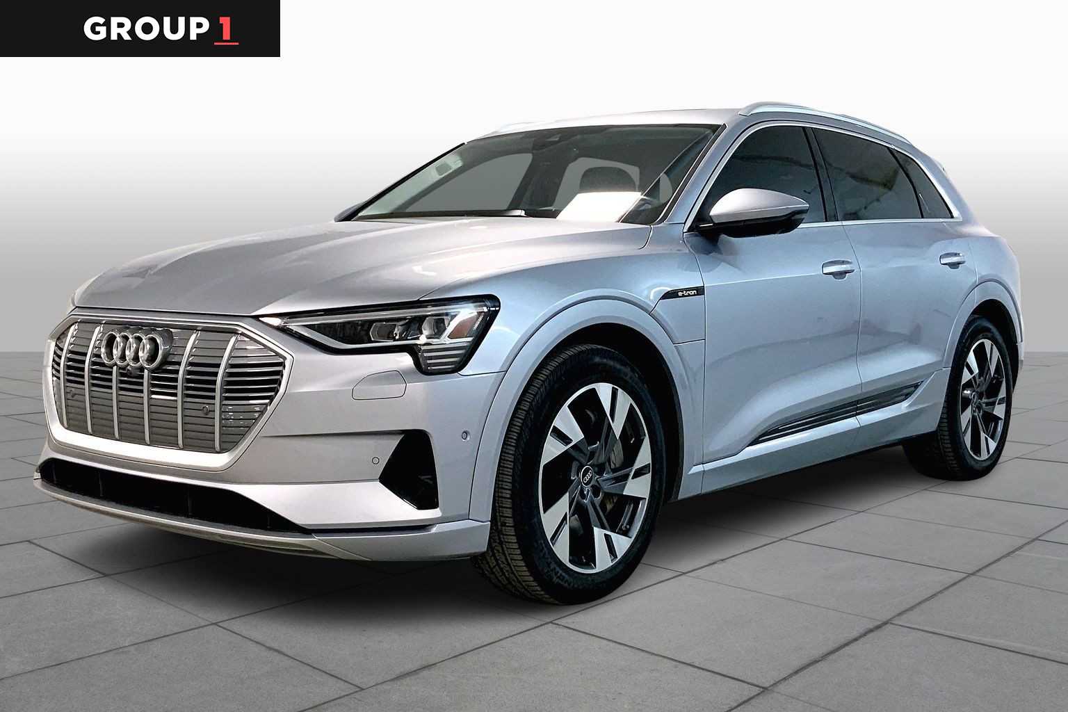 2022 Audi e-tron Premium Plus's photo