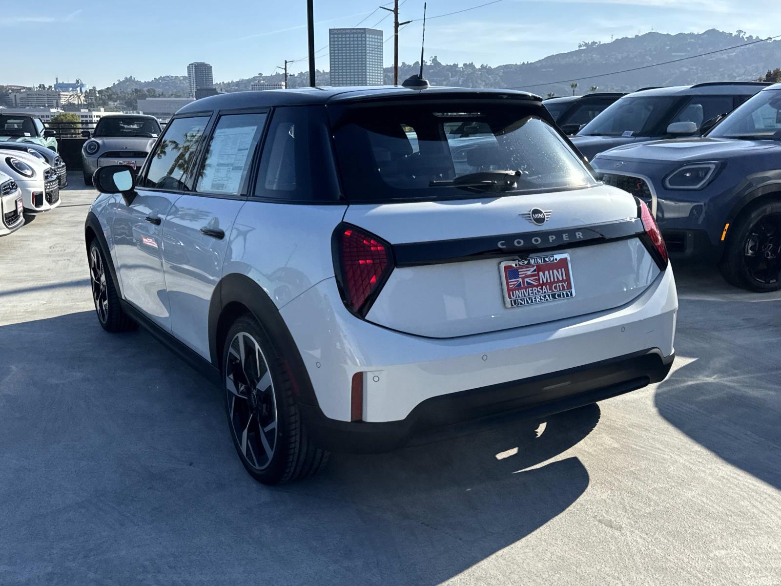 2026 Mini Cooper 4 Door Hardtop Signature photo 2