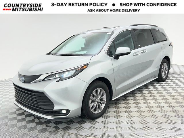 2025 Toyota Sienna XLE's photo