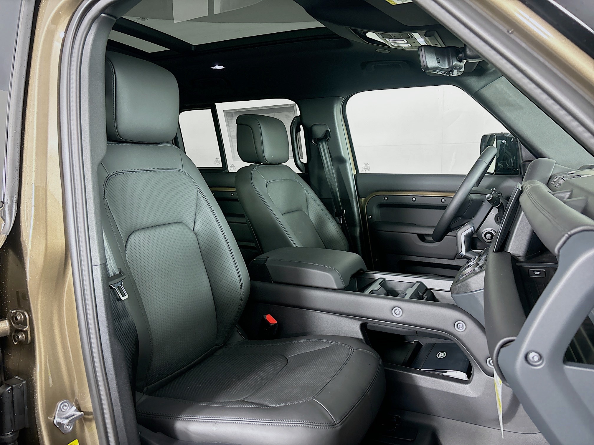 2025 Land Rover Defender 130 S photo 28