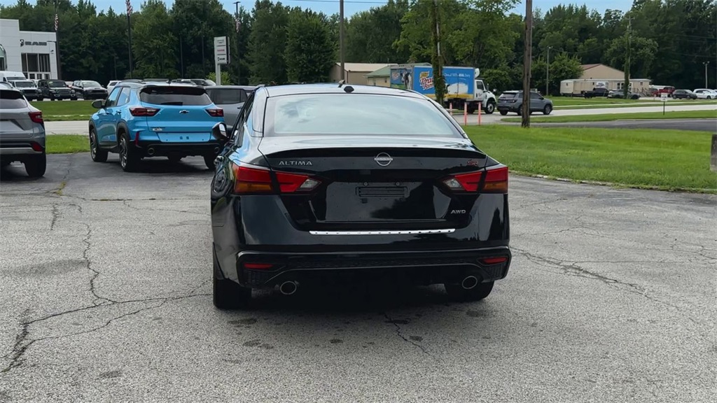 2023 Nissan Altima 2.5 SR photo 12
