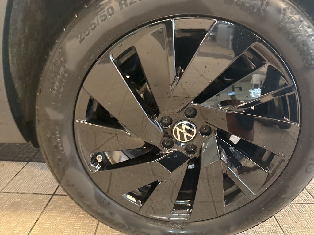 2024 Volkswagen Atlas Cross Sport SE Technology photo 13