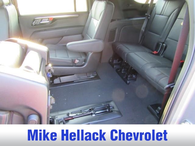 2025 Chevrolet Suburban RST photo 10