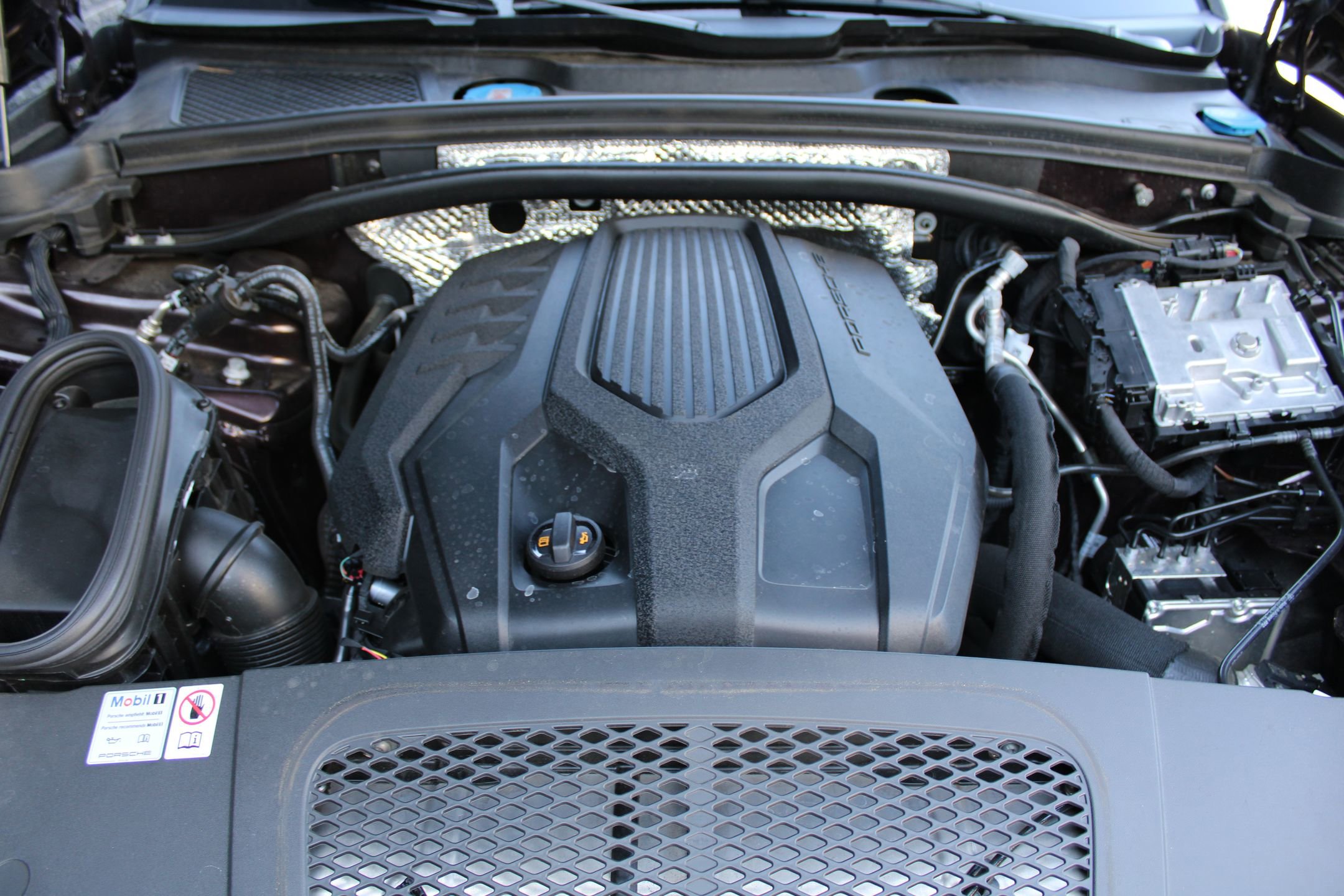 2024 Porsche Macan T photo 24
