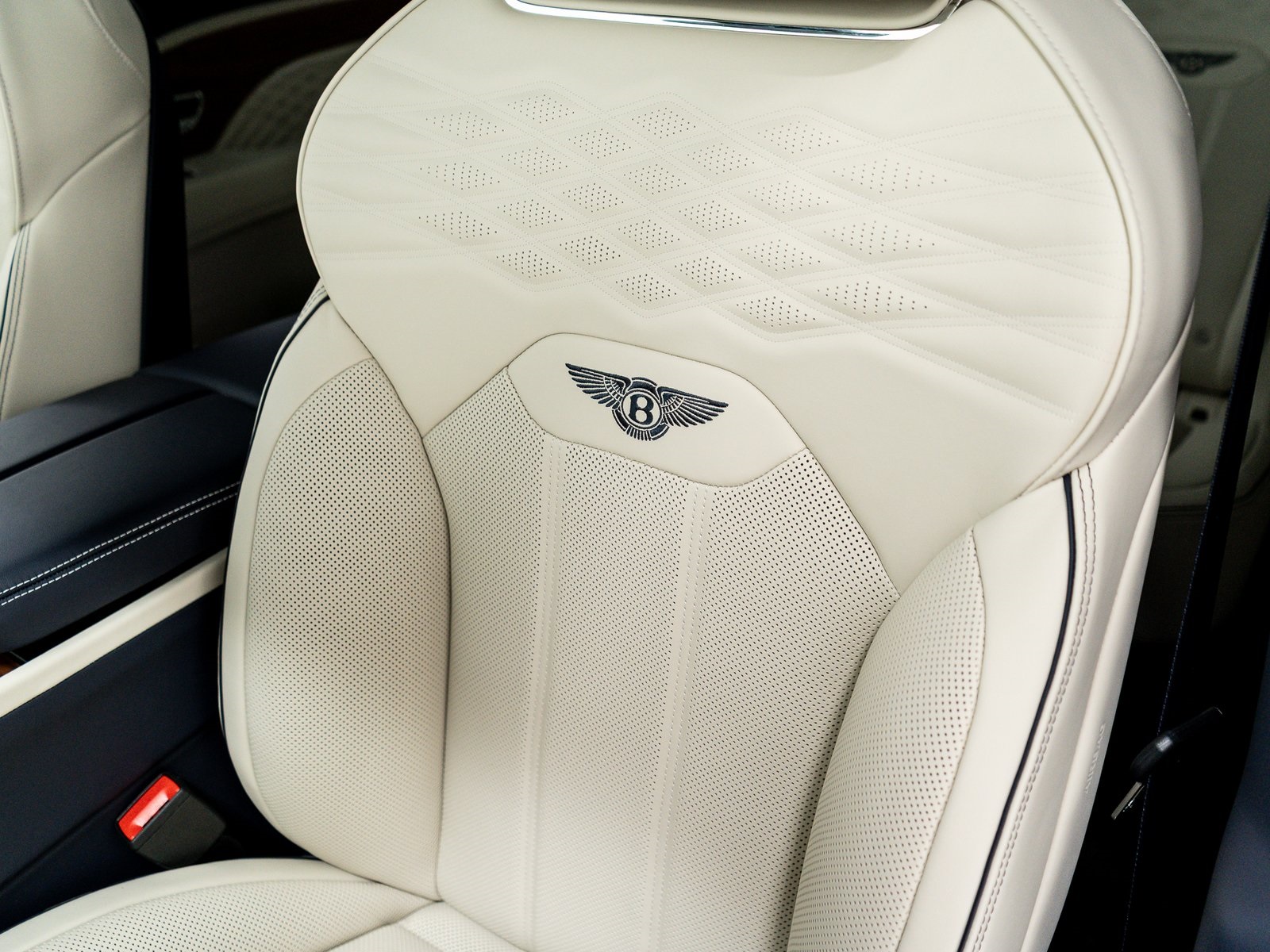 2025 Bentley Bentayga EWB Azure V8 photo 15