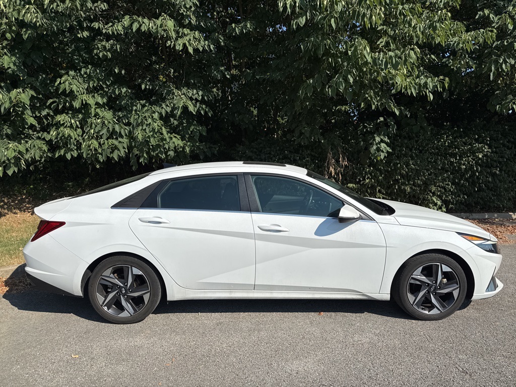 2023 Hyundai Elantra Limited photo 2