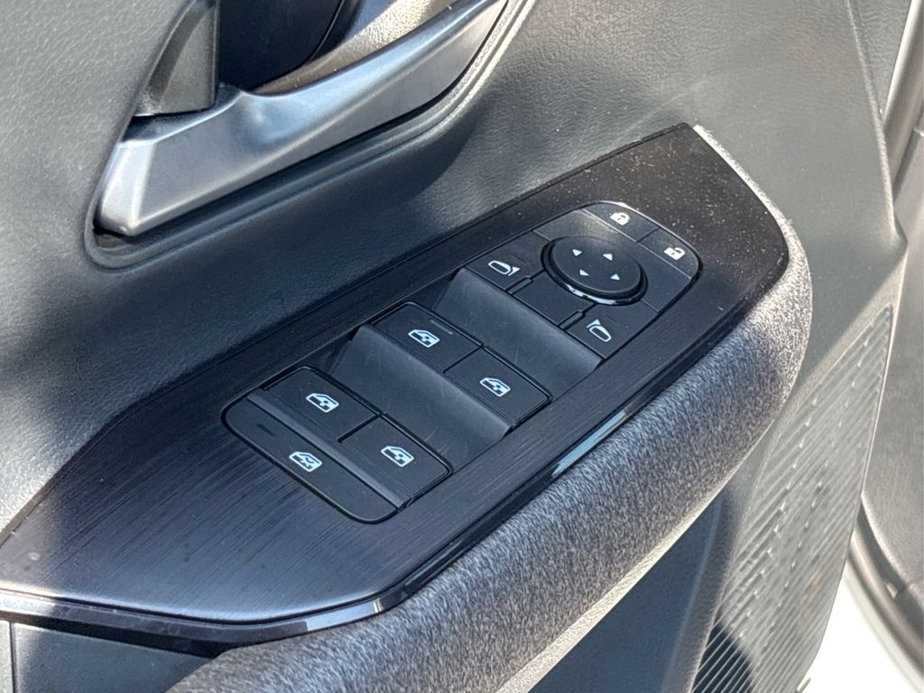 2025 Nissan Kicks SV photo 27