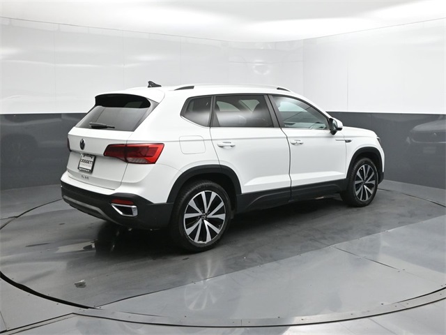 2023 Volkswagen Taos SE photo 3