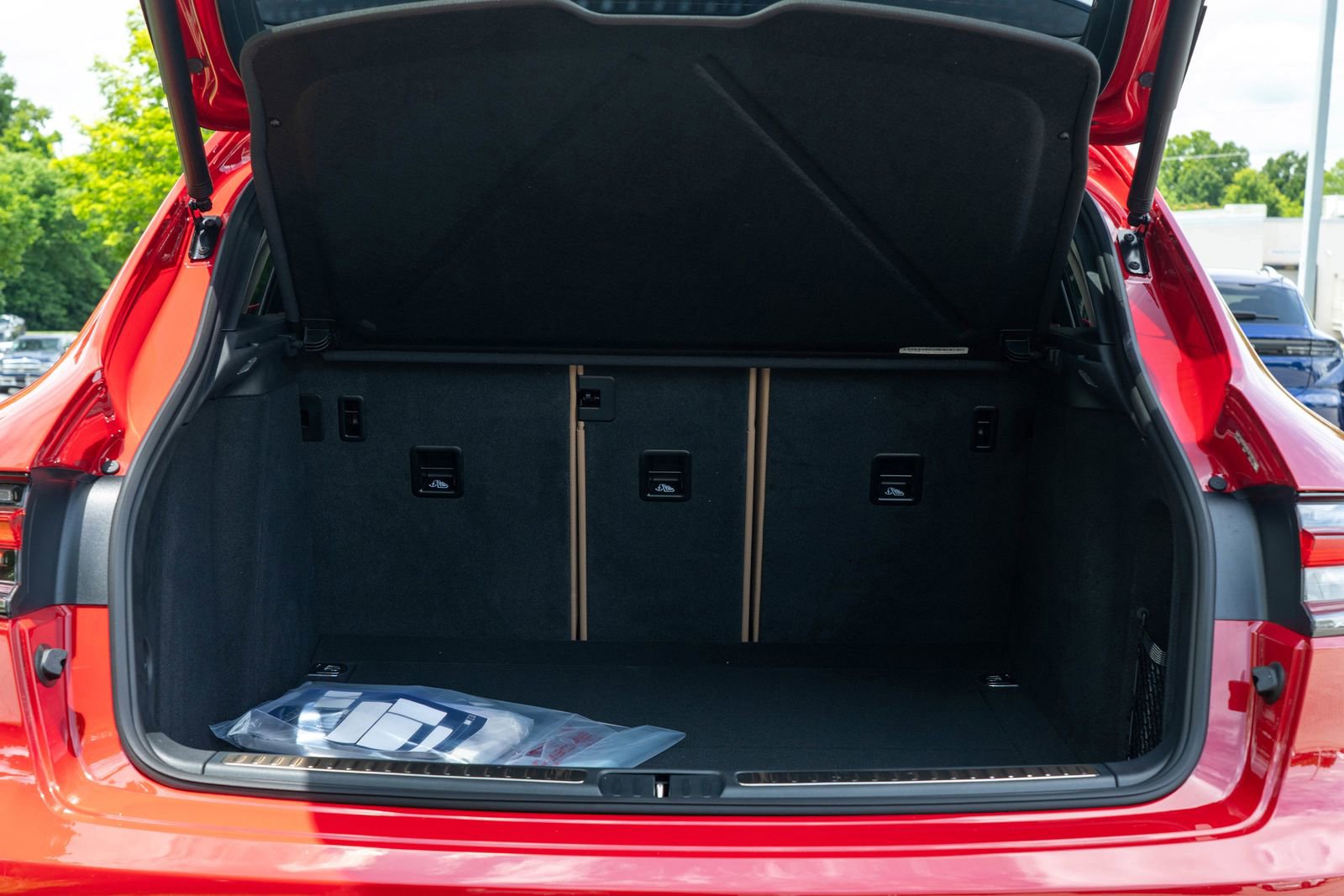 2025 Porsche Macan Base photo 16