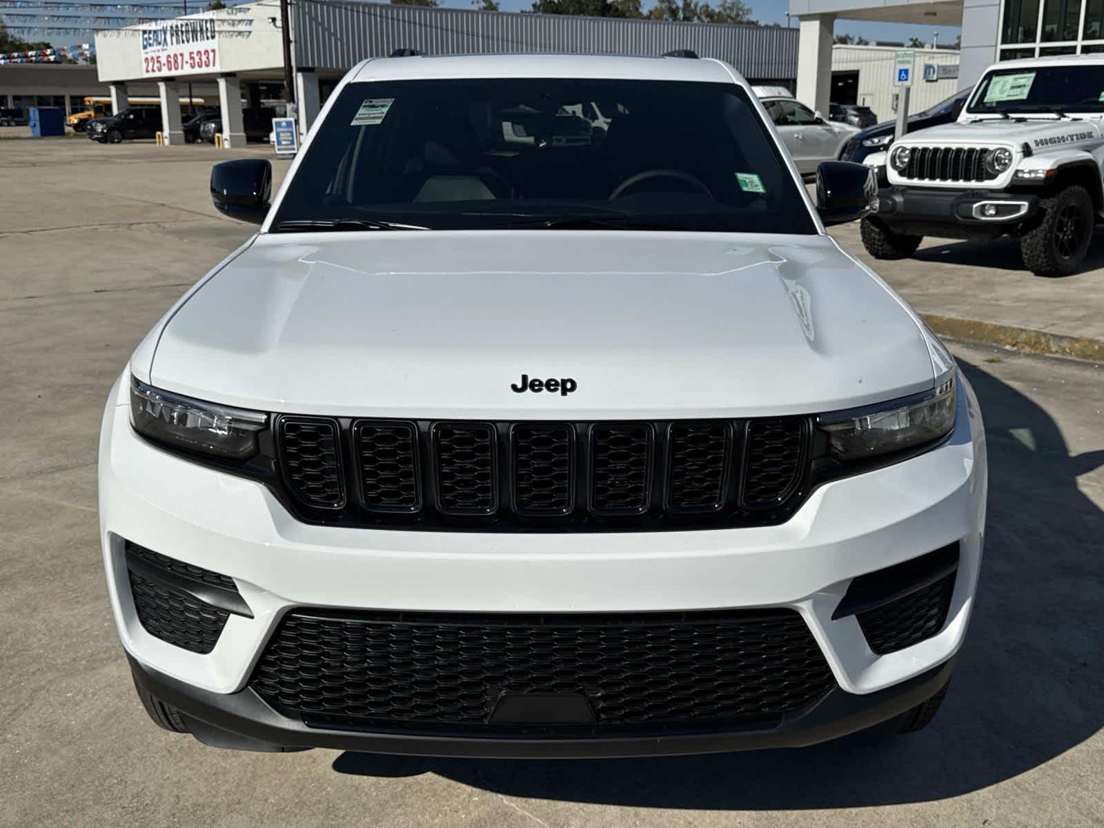 2025 Jeep Grand Cherokee Altitude photo 2