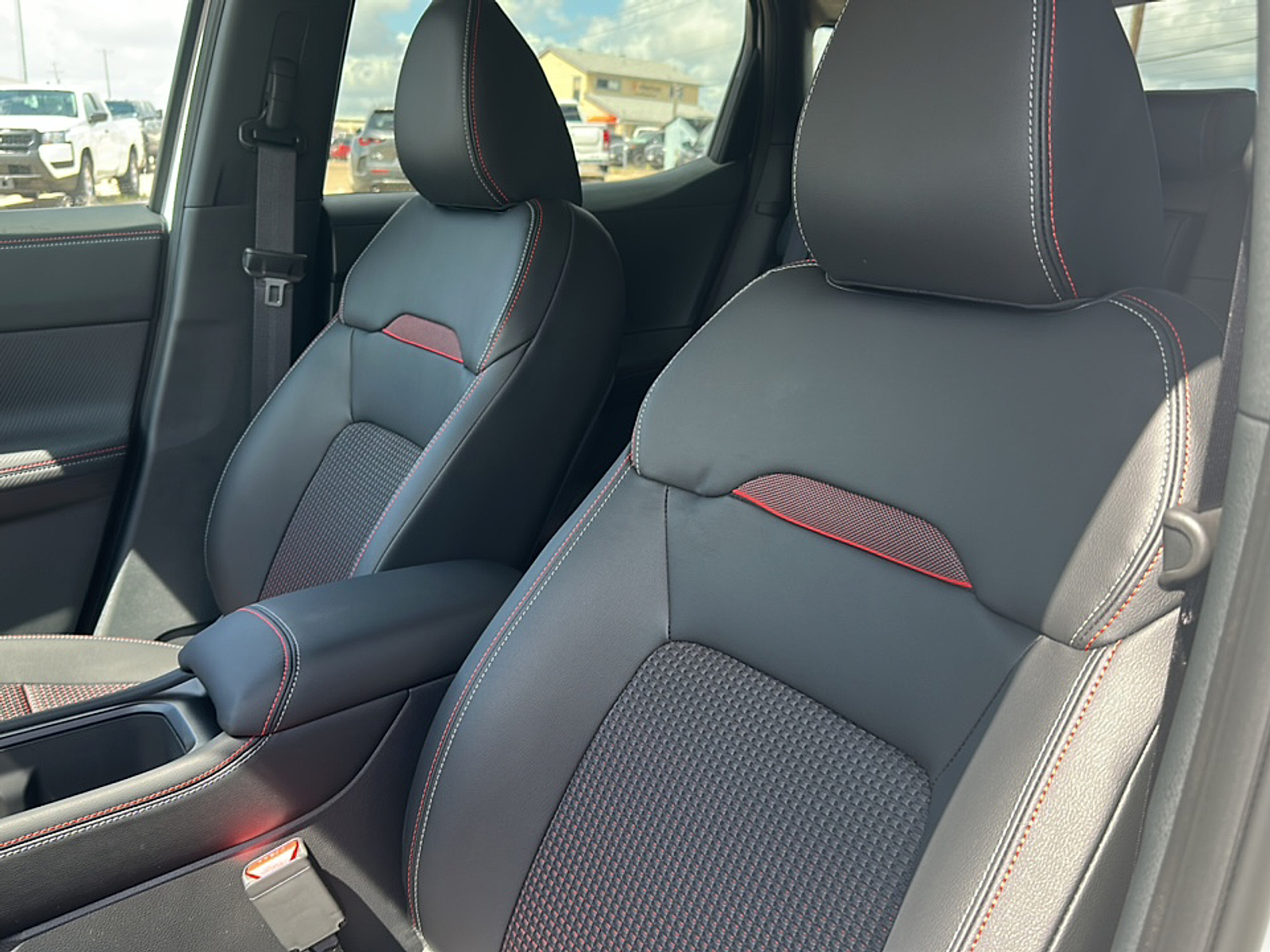 2025 Nissan Kicks SR photo 3