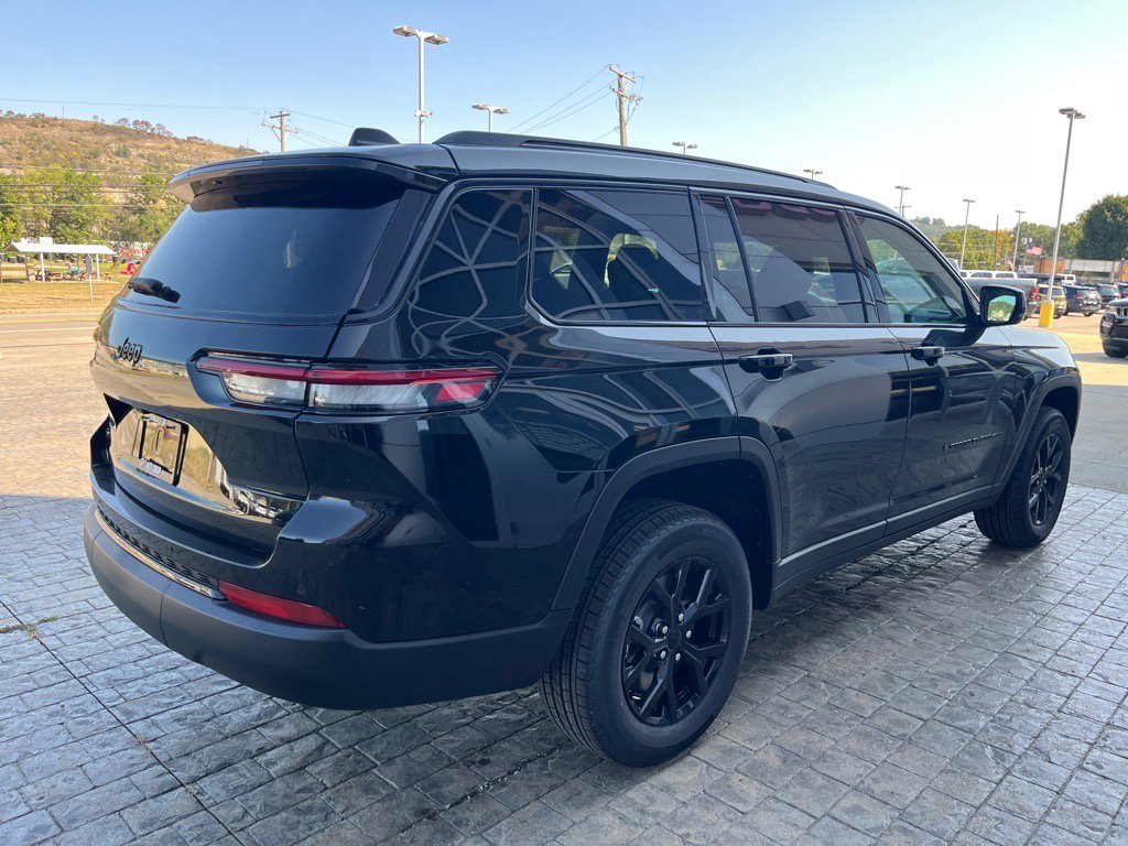 2025 Jeep Grand Cherokee Laredo Altitude photo 4