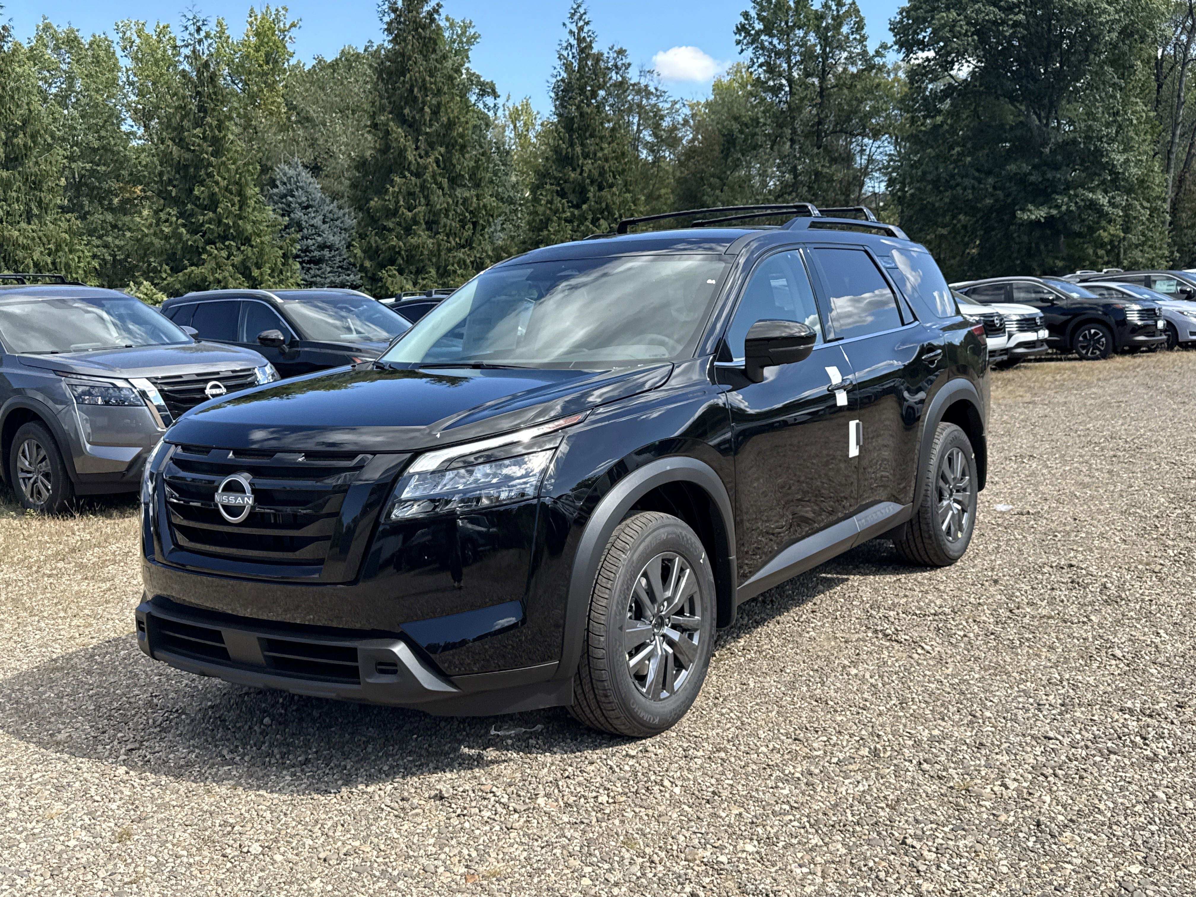 2025 Nissan Pathfinder SV's photo