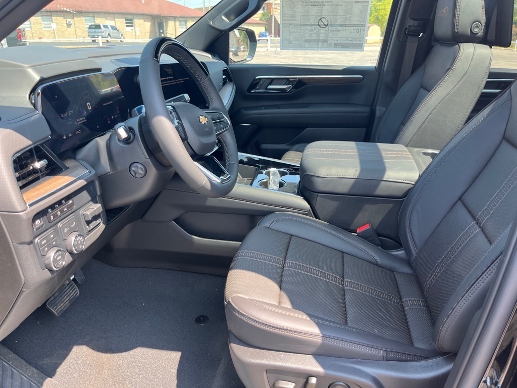 2025 Chevrolet Suburban High Country photo 4