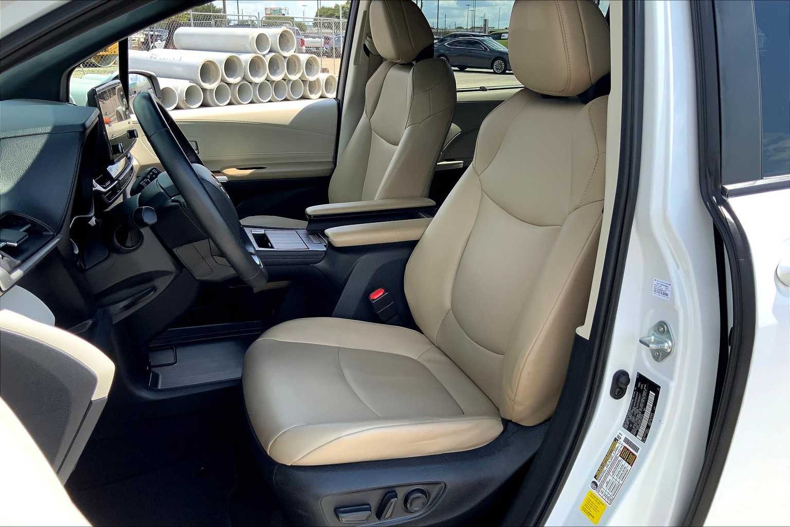 2023 Toyota Sienna XLE photo 7