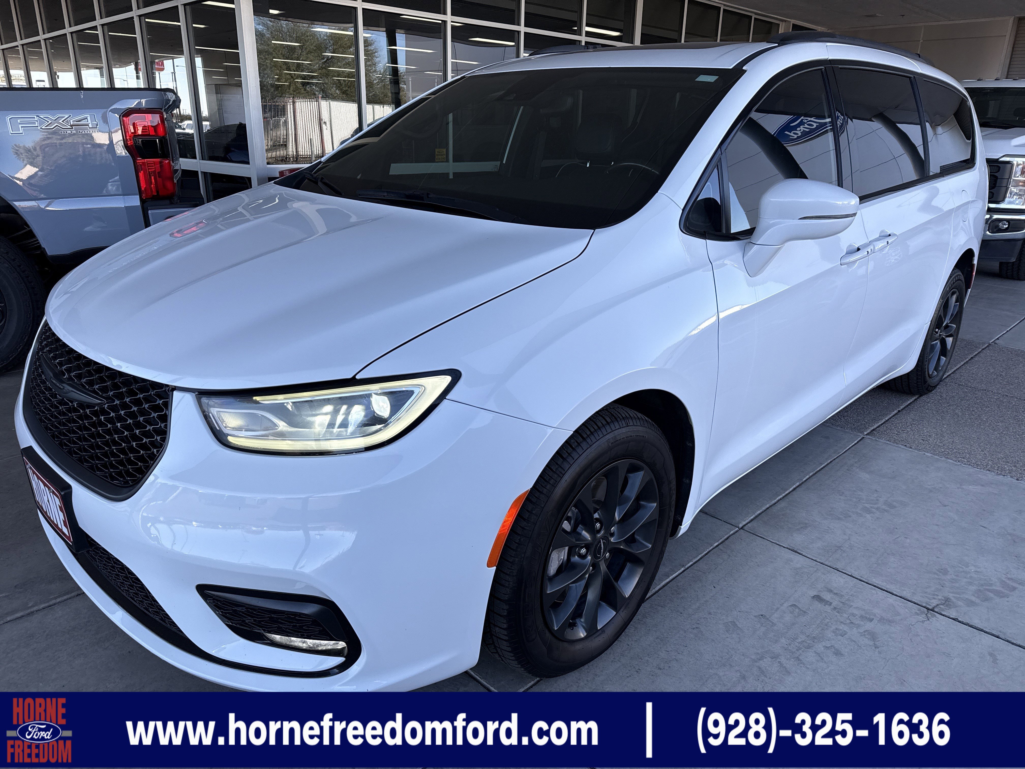 2021 Chrysler Pacifica Limited's photo