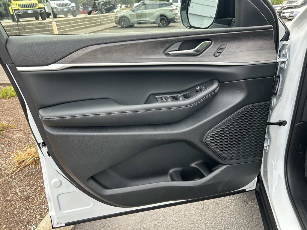 2025 Jeep Grand Cherokee Limited photo 10