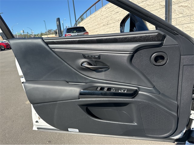 2025 Lexus ES 300h Premium photo 14