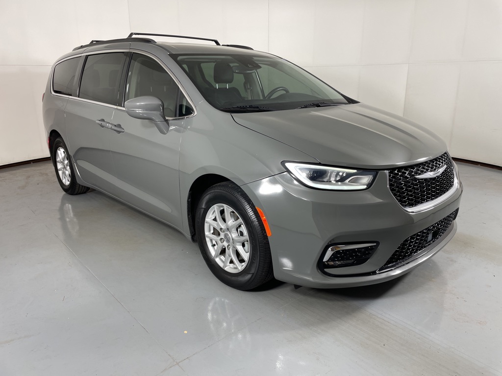 2022 Chrysler Pacifica Touring L photo 2