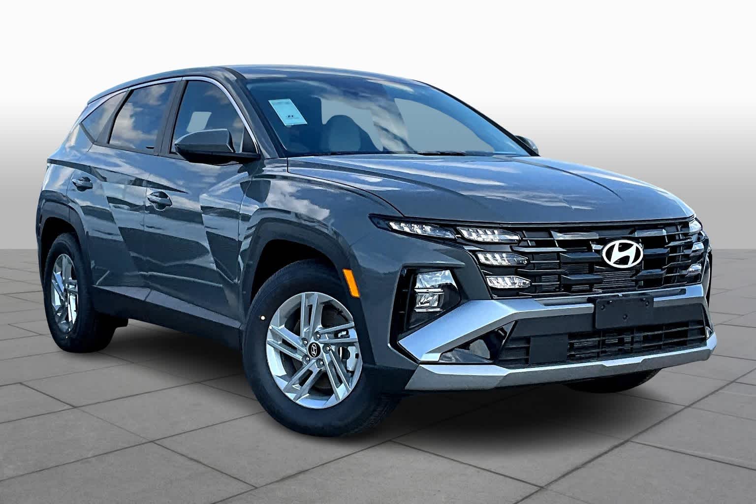 2025 Hyundai Tucson SE photo 2