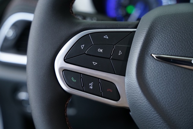 2026 Chrysler Pacifica Pinnacle photo 3