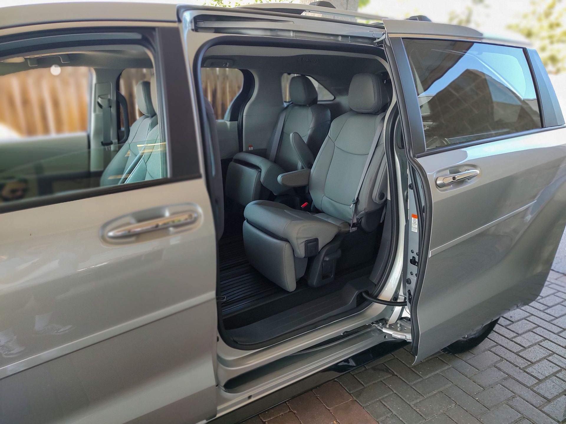 2024 Toyota Sienna Limited photo 8