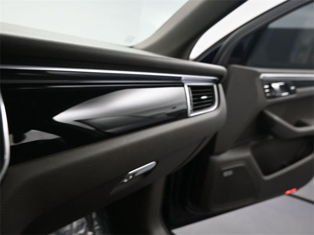 2018 Porsche Macan Base photo 11