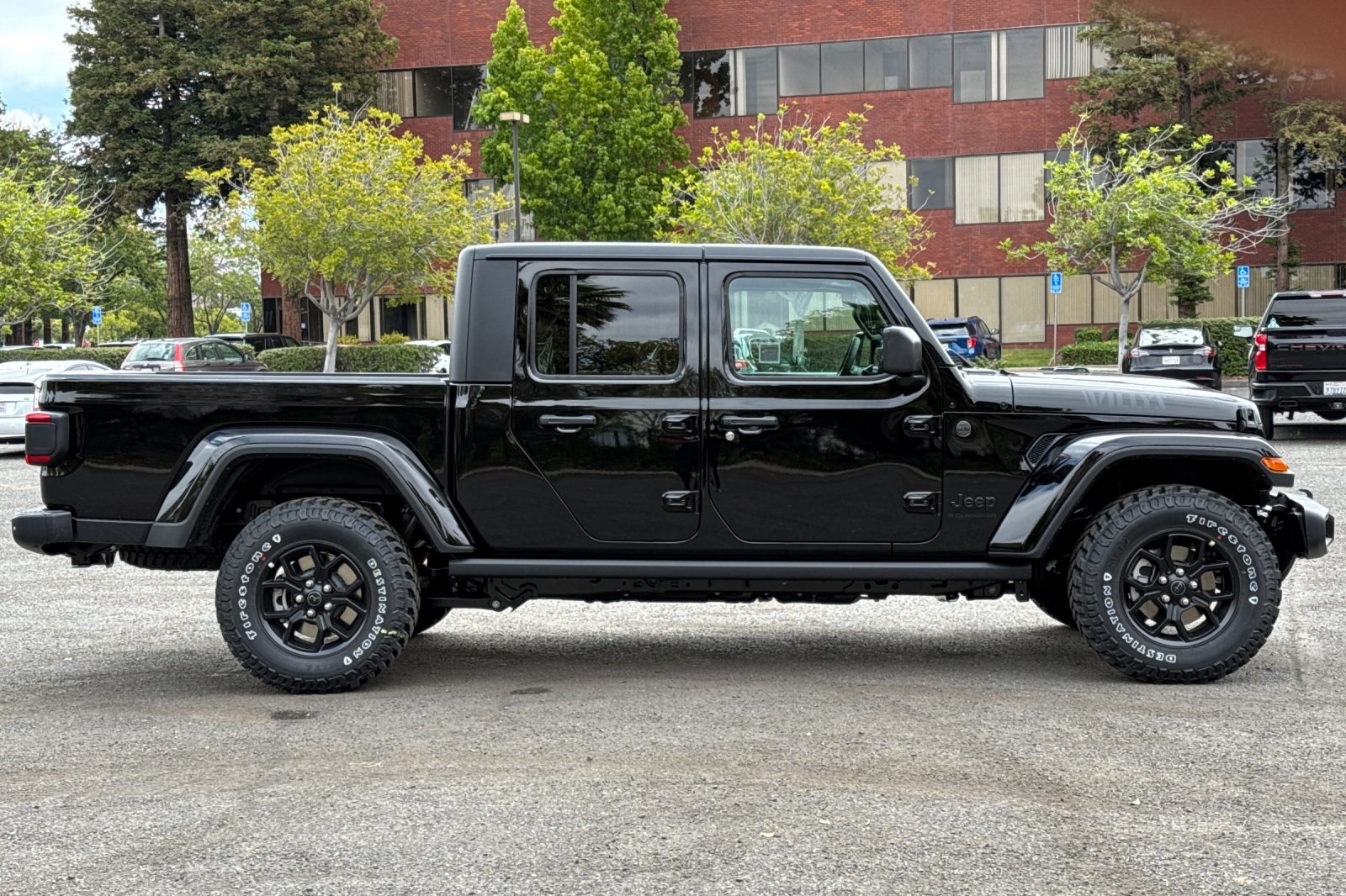 New 2025 Jeep Gladiator Willys 4D Crew Cab in Newark