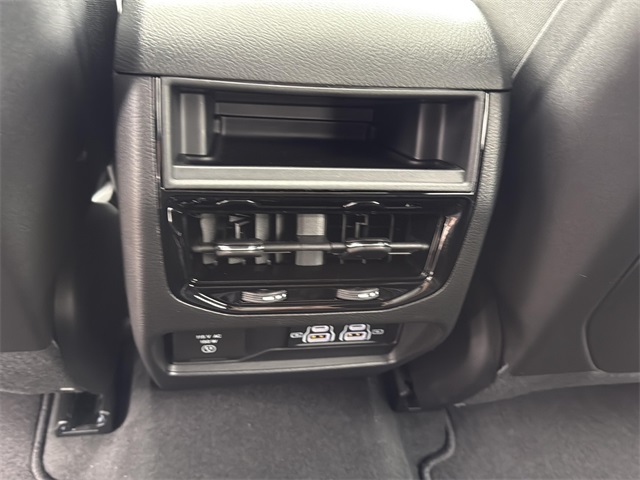 2025 Jeep Grand Cherokee Laredo Altitude photo 18