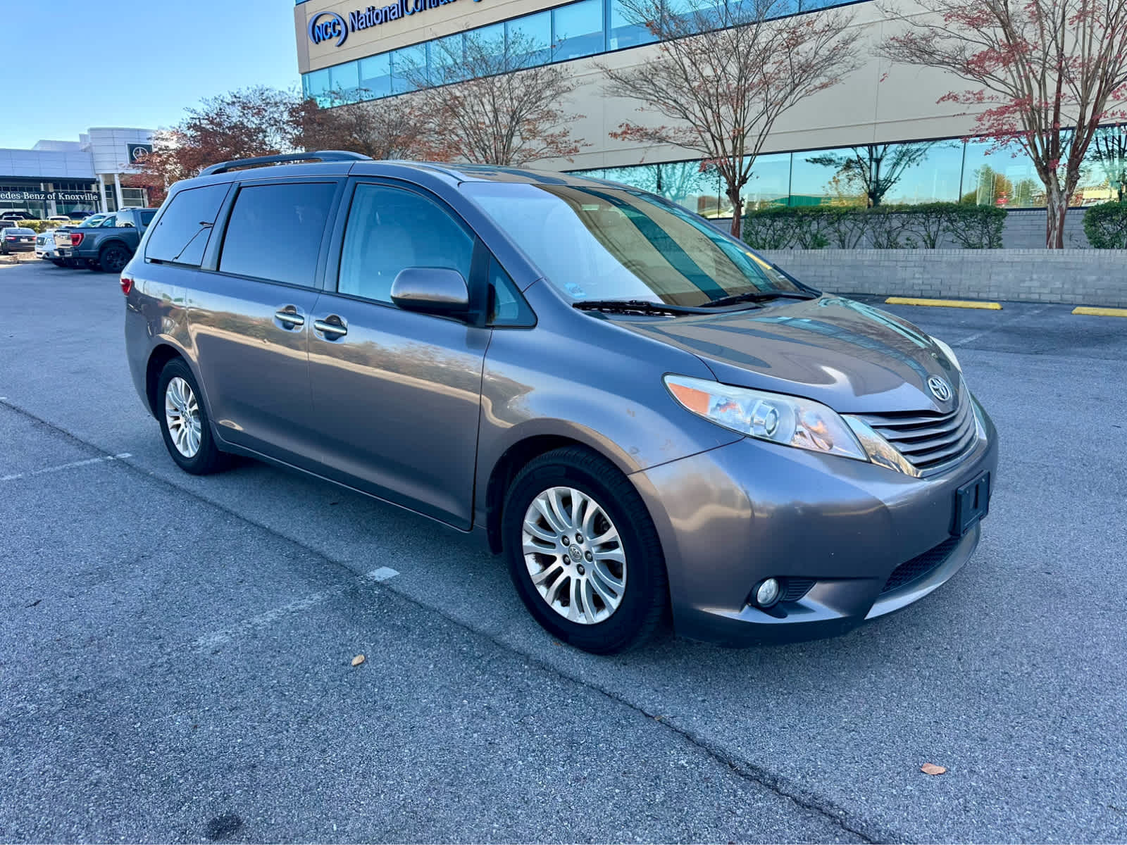 2016 Toyota Sienna XLE Premium photo 3