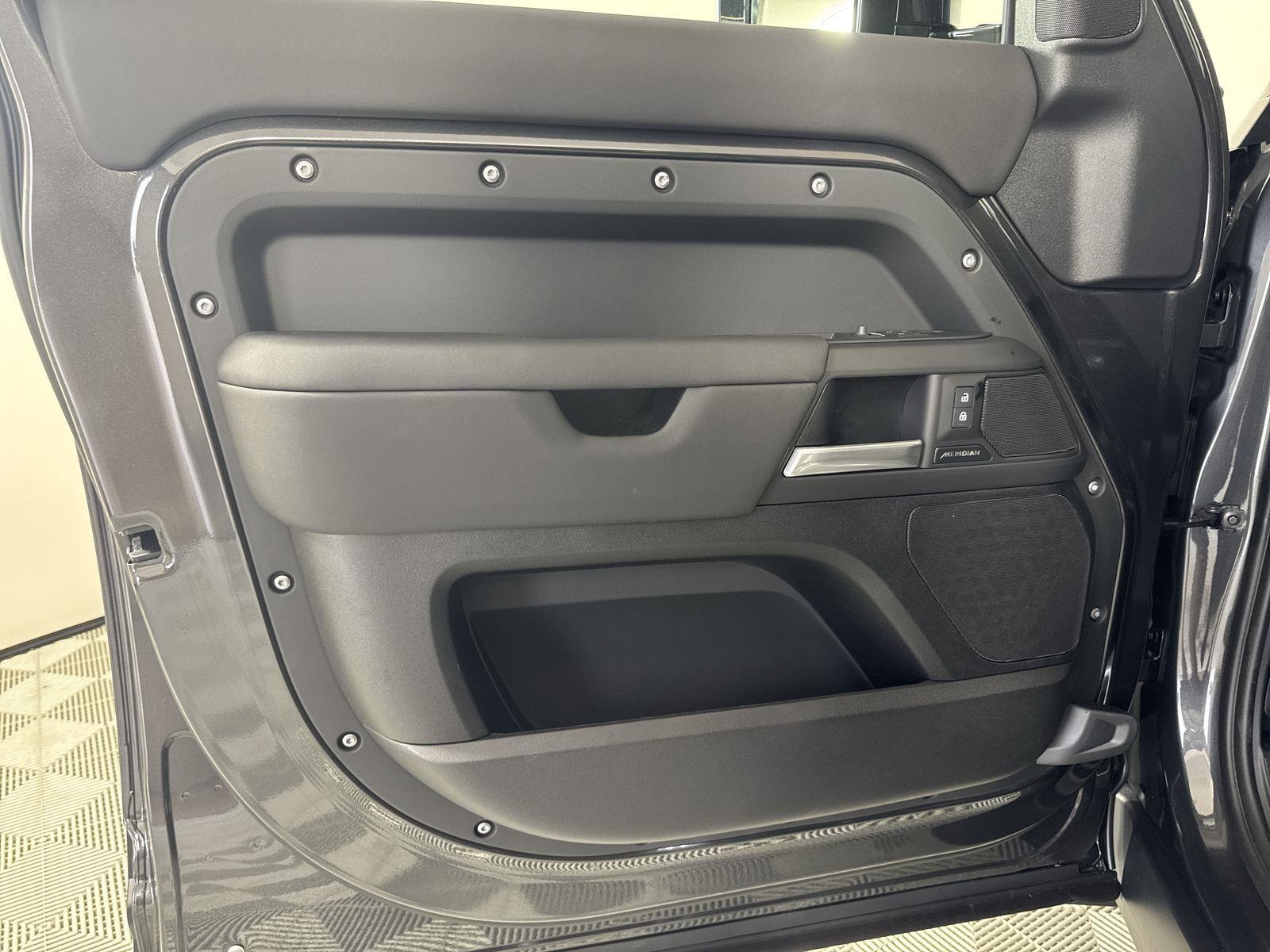 2025 Land Rover Defender 110 S photo 18