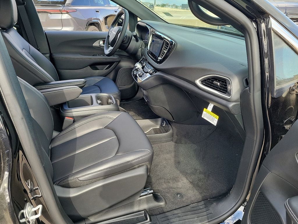 2025 Chrysler Voyager LX photo 7