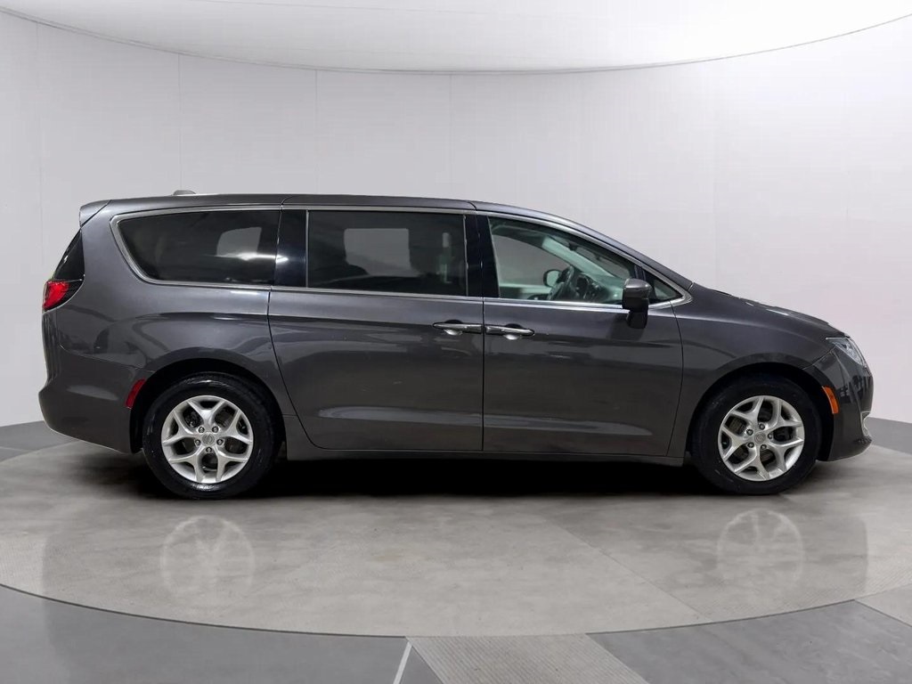 2017 Chrysler Pacifica Touring L photo 2