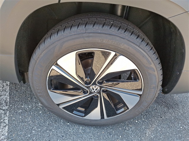 2025 Volkswagen Taos SE photo 4