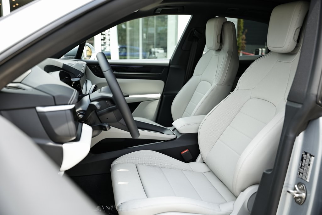 2025 Porsche Macan 4 Electric photo 5