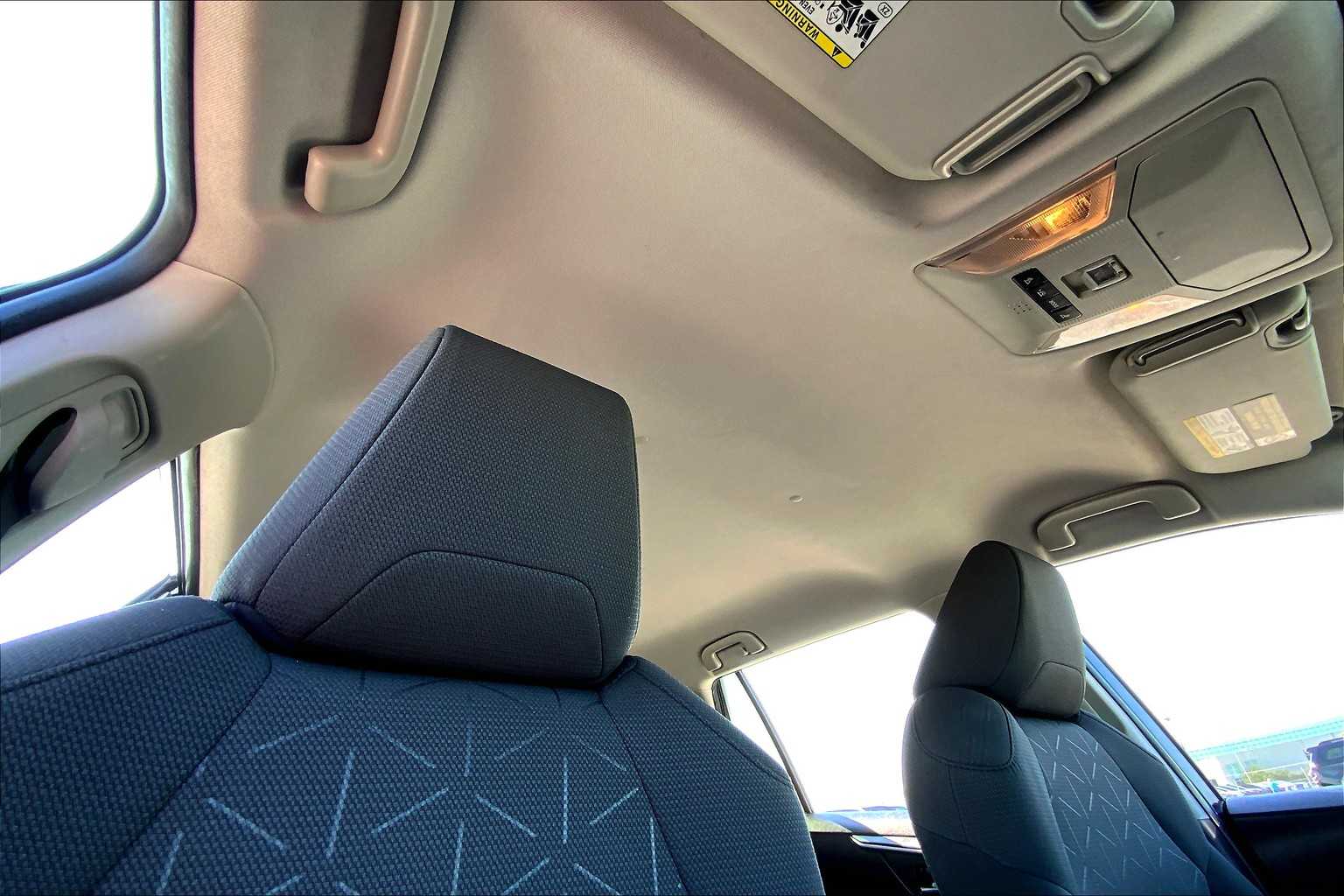 2021 Toyota RAV4 XLE photo 12