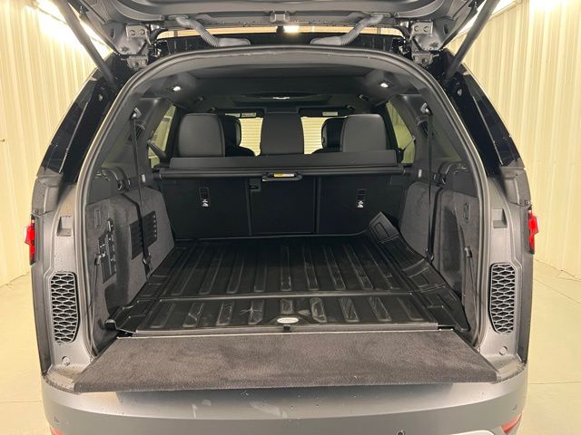 2025 Land Rover Discovery S photo 23