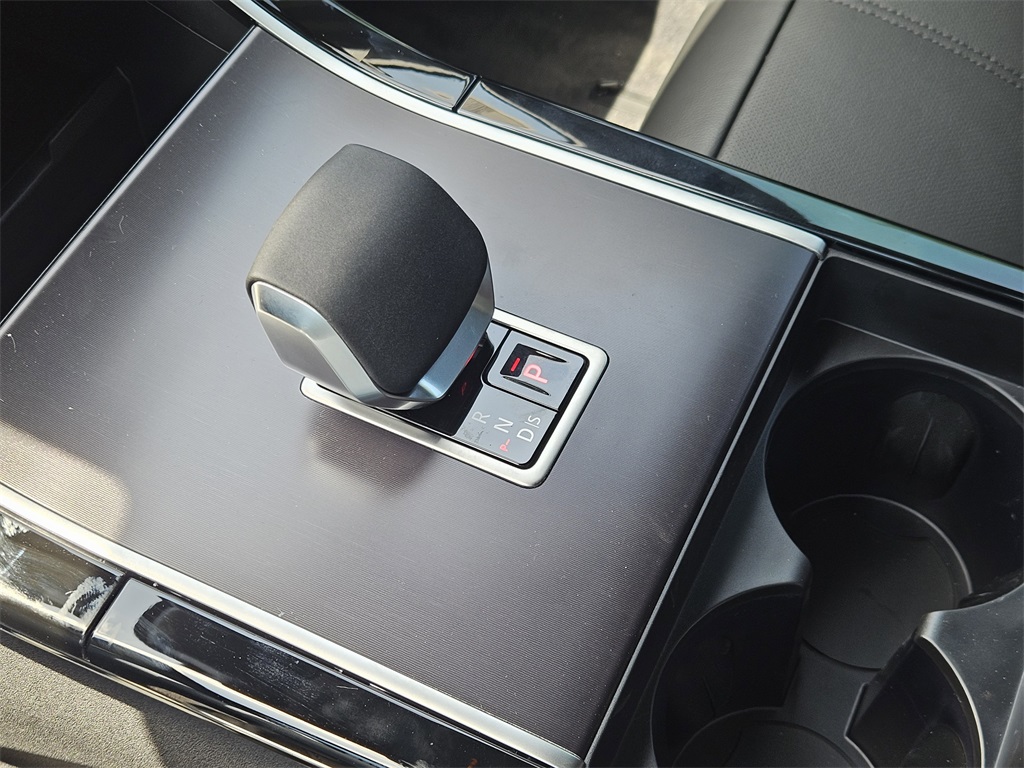 2026 Land Rover Range Rover Velar SE photo 16