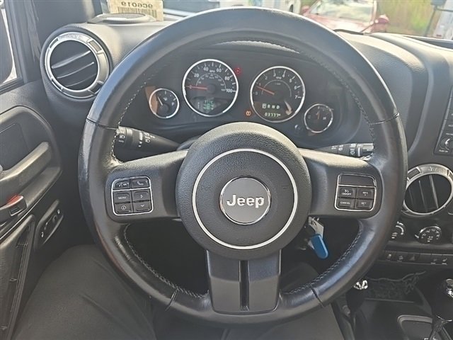 2015 Jeep Wrangler Unlimited Sahara photo 22