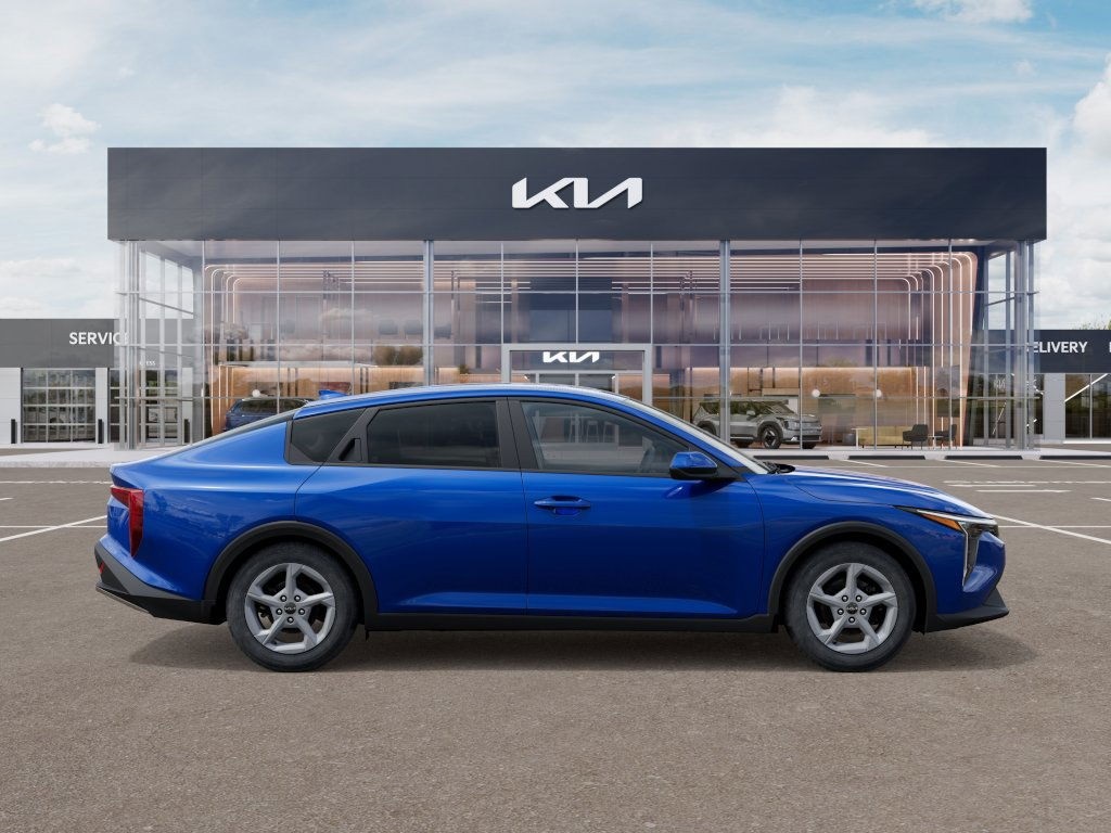 2025 Kia K4 LXS photo 2