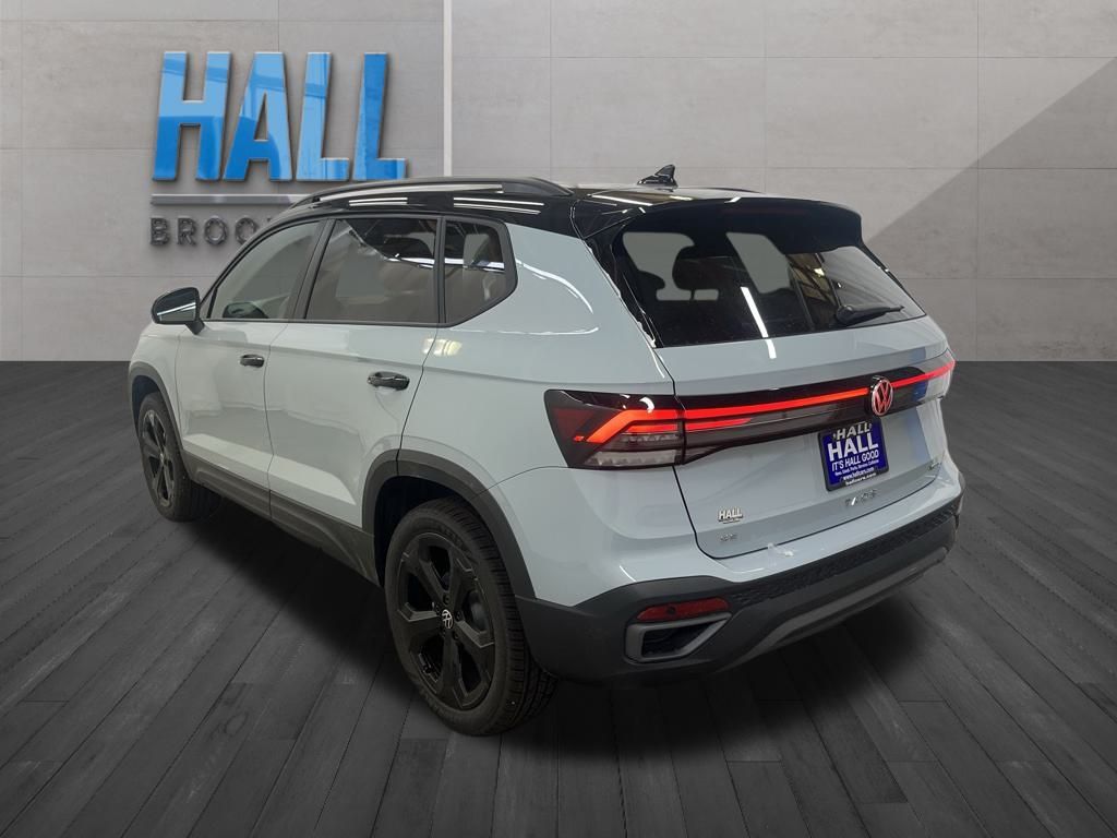 2025 Volkswagen Taos SE photo 3