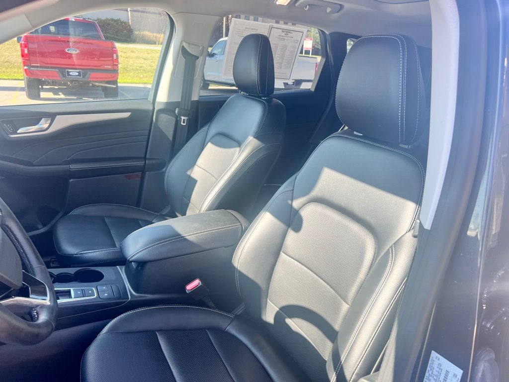 2022 Ford Escape SEL photo 5