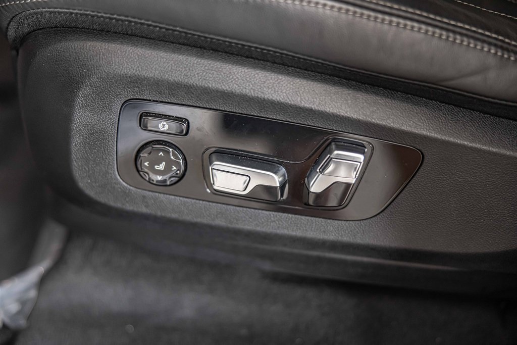 2025 BMW X7 - Image 25