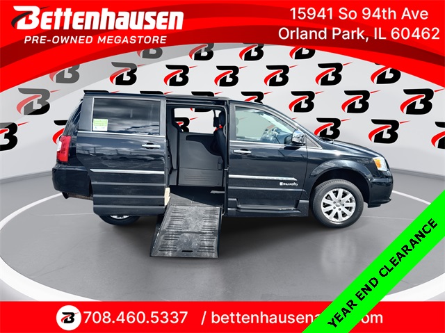 2012 Chrysler Town & Country Touring-L's photo