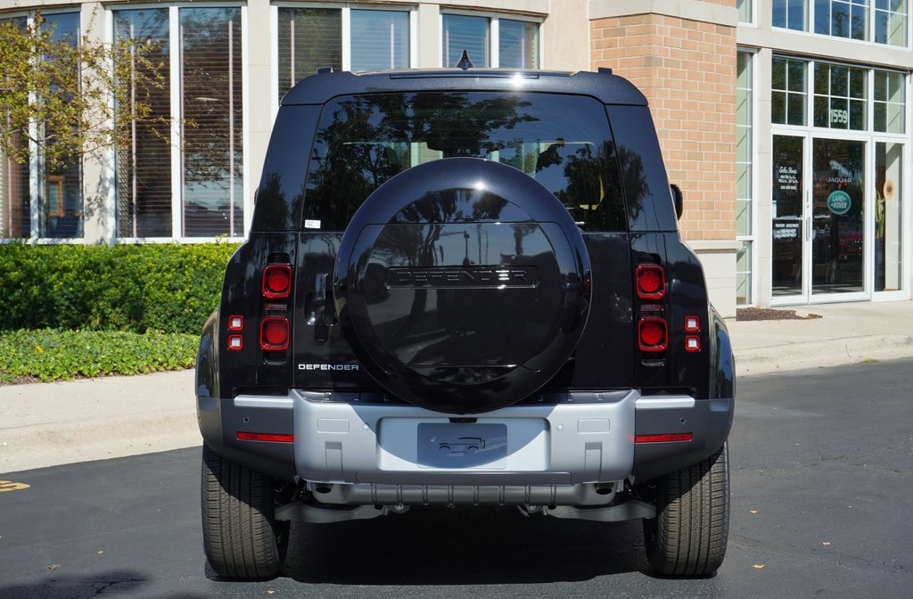 2025 Land Rover Defender 110 S photo 4