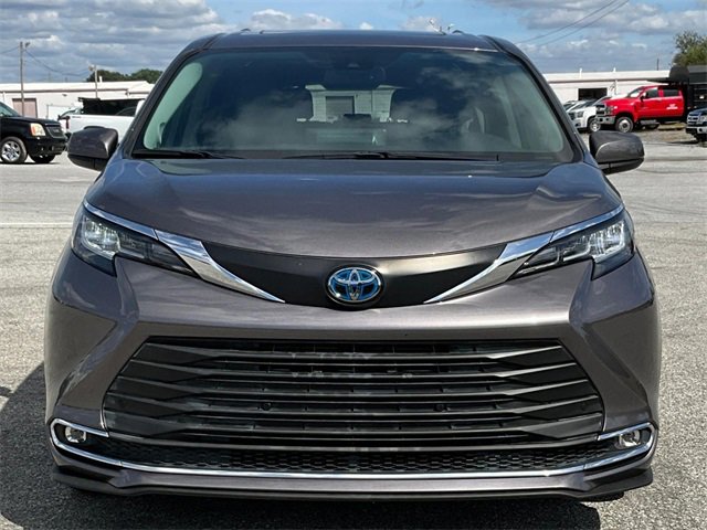 2021 Toyota Sienna XLE photo 3