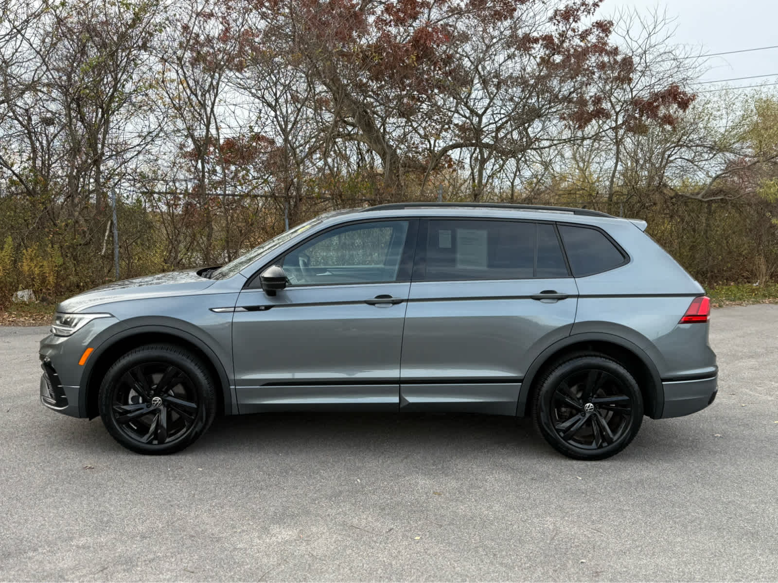 2024 Volkswagen Tiguan SE R-Line Black photo 3
