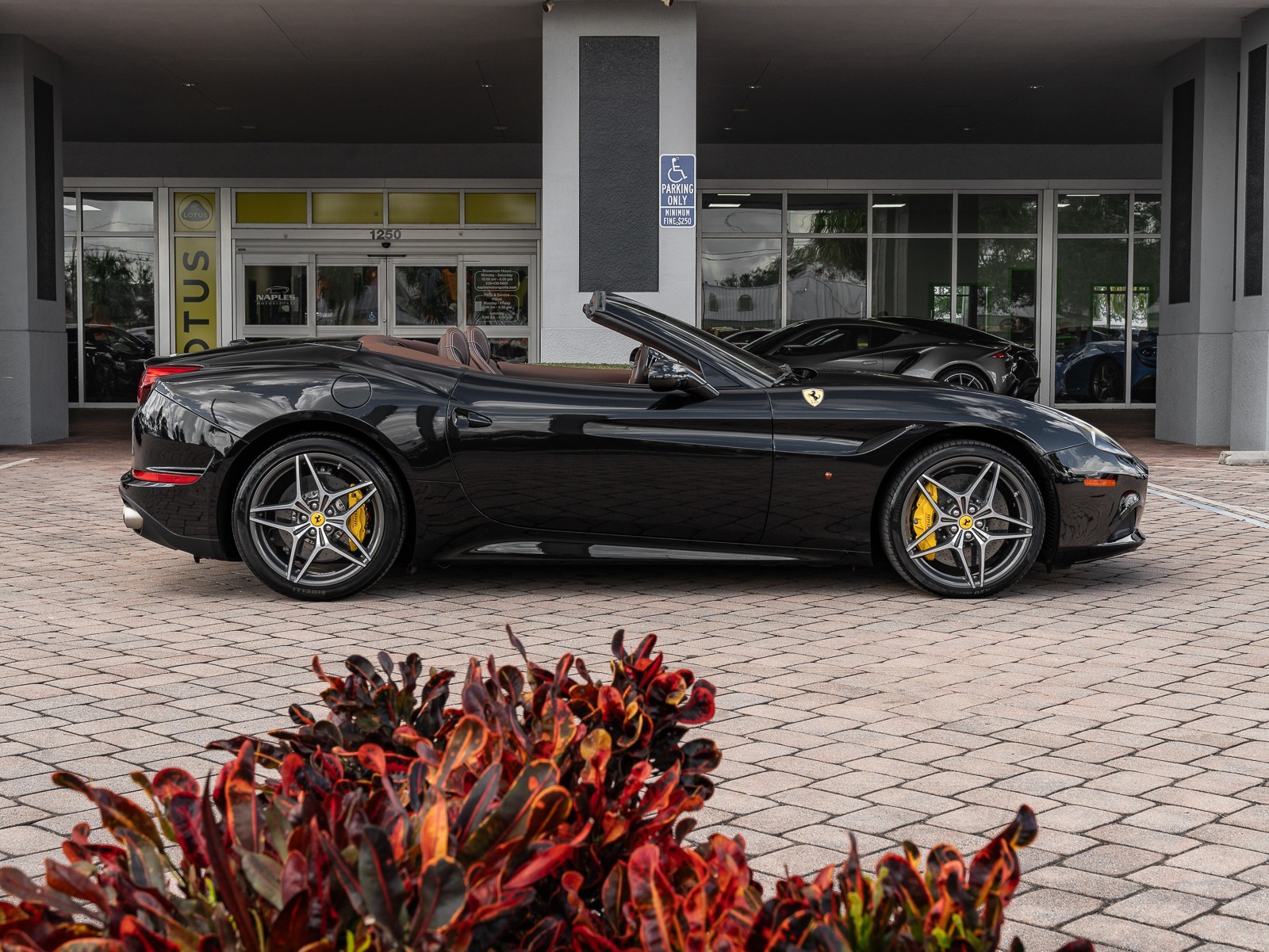 2015 Ferrari California T photo 20